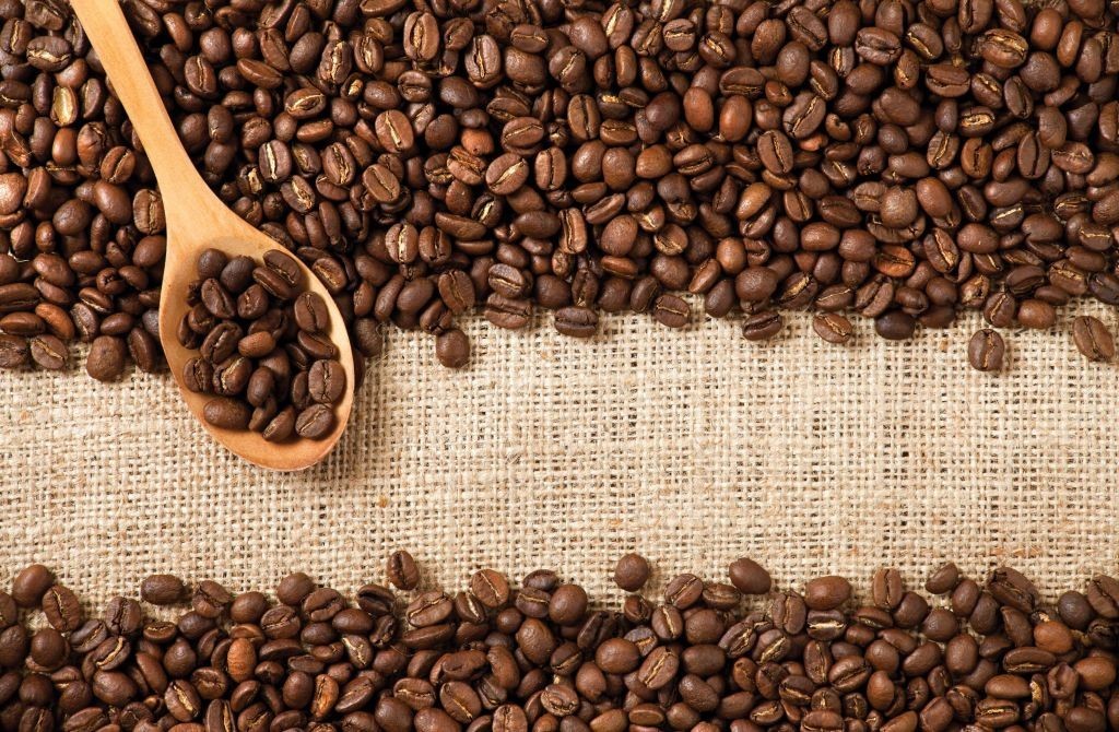 Asocian el consumo habitual de café con un menor riesgo de caídas en adultos mayores