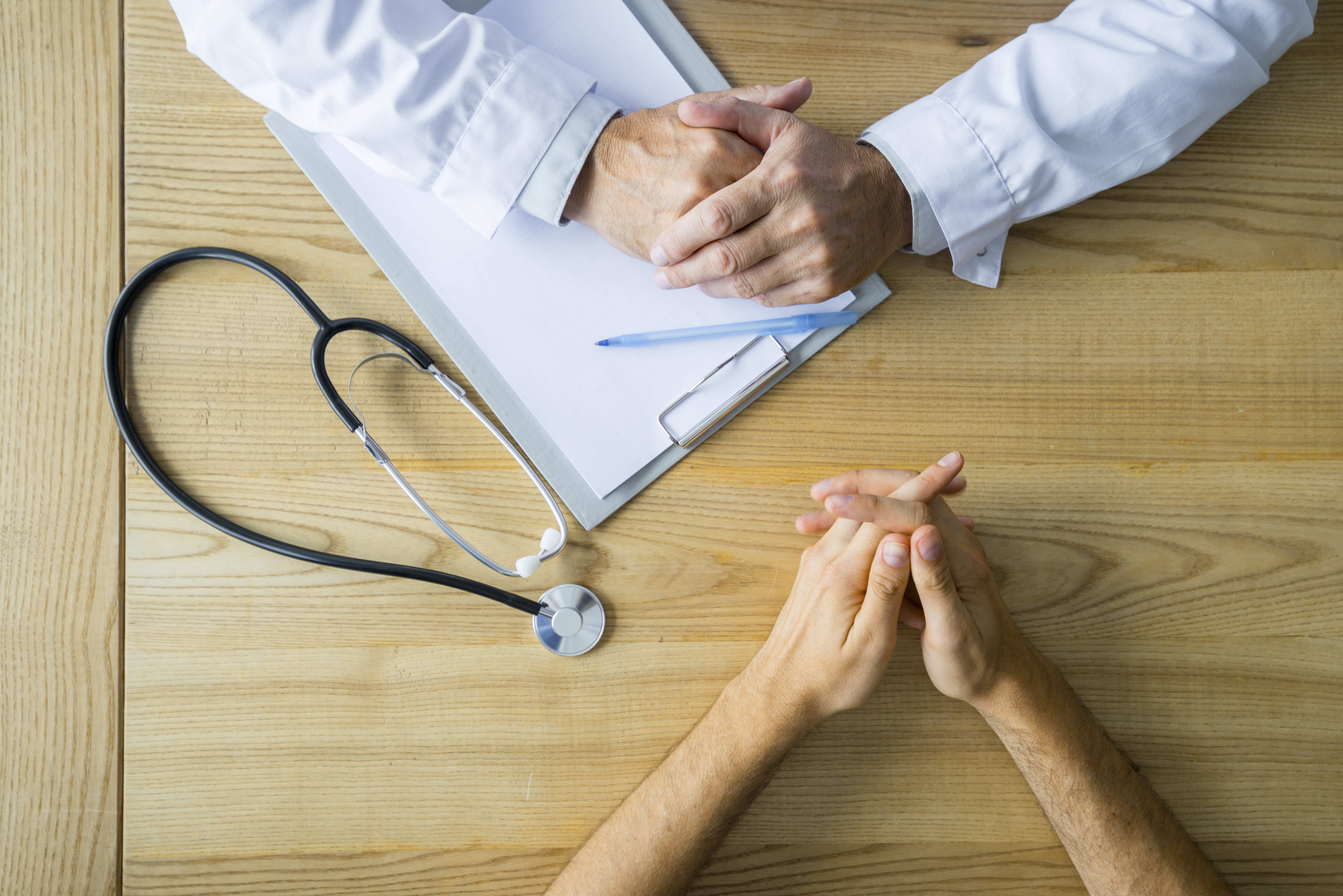 Describen  los patrones de diagnóstico que reciben los pacientes antes y después de ser diagnosticados con esquizofrenia por primera vez