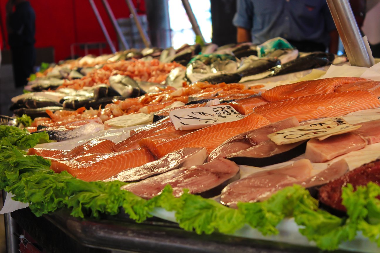 Describen un mecanismo por el cual comer pescado reduce el riesgo de enfermedades cardiovasculares
