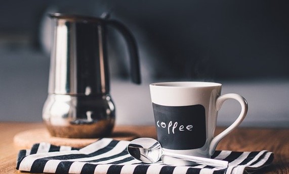 El consumo de bebidas con cafeína como el café y té perjudican la salud renal