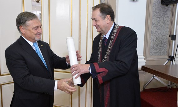 Felipe F. Casanueva, nombrado doctor honoris causa por la Universidad de Belgrado (1)