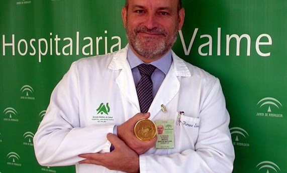 Medalla de Oro de la Sociedad Andaluza de Patología Digestiva para  Manuel Romero
