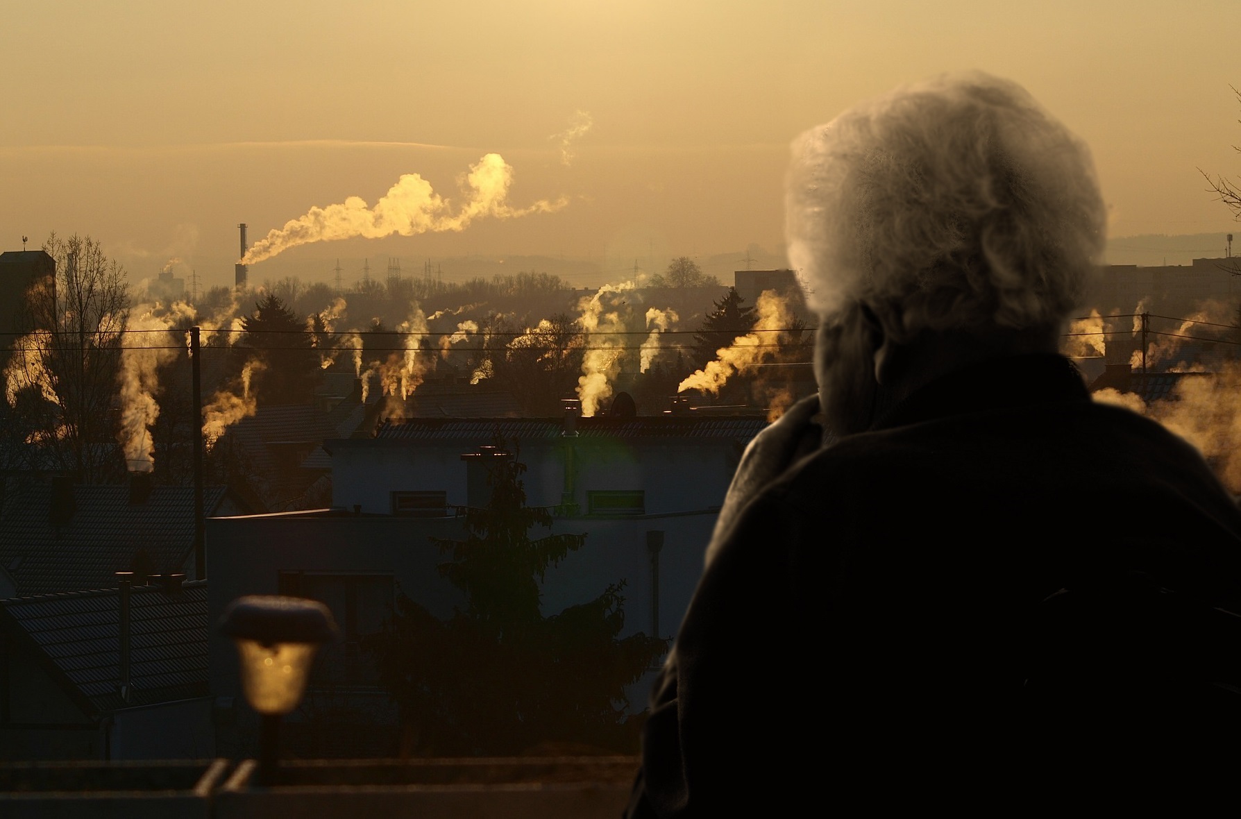 Los contaminantes ambientales también pueden producir limitaciones funcionales y fragilidad en las personas mayores